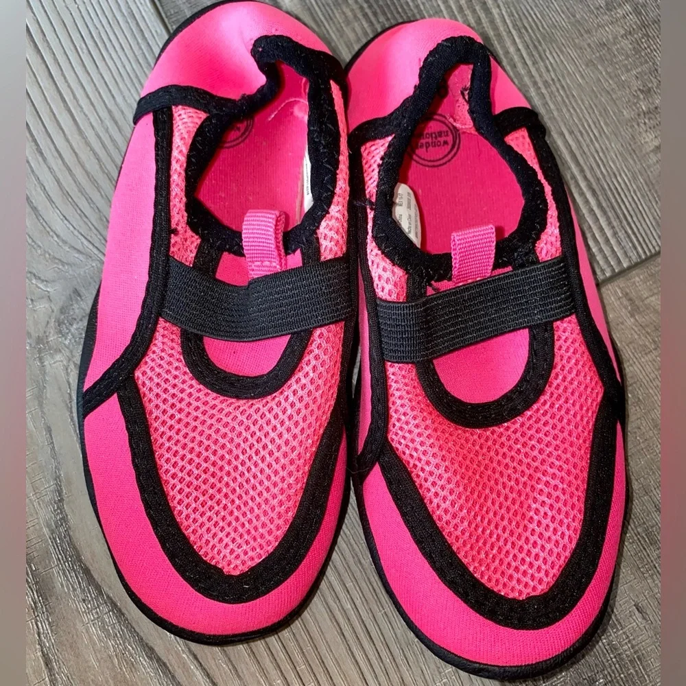 💕 Wonder Nation - Girl’s Black Hot Pink Neon Water Swim Beach Shoes Size 9 10